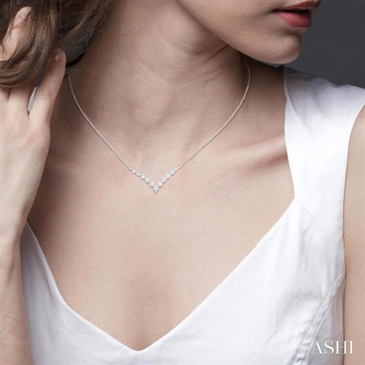 1/8 Ctw Chevron Round Cut Diamond Petite Necklace in 14K White Gold