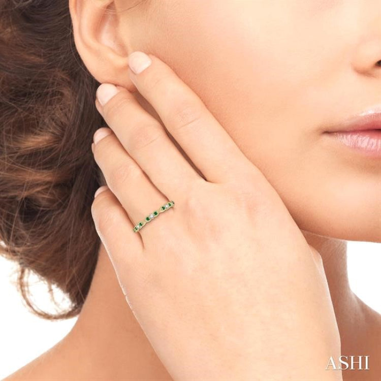 1.25 MM Emerald and 1/10 Ctw Round Cut Diamond Precious Wedding Band in 14K Yellow Gold